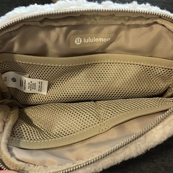Lululemon Everywhere Fleece Belt Bag in Light Ivory - New With Tags, Never Used - Picture 4 of 5